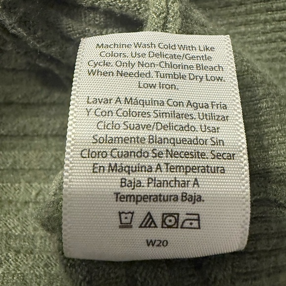 Time & Tru Women’s V-Neck pullover sweater in green amber Size Medium 8-10 EUC - Picture 9 of 9